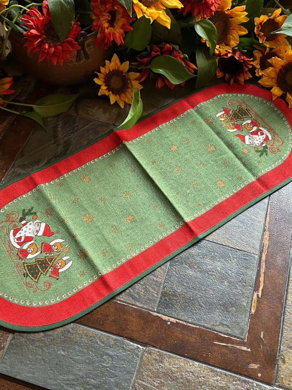 Vintage Austrian Christmas/Weihnacht Table Linens - Picture 2 of 16